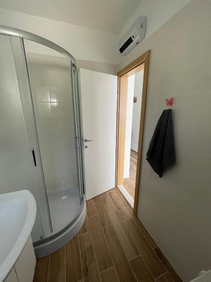 Apartman Solin 2, Parkingアパートメント エクステリア 写真