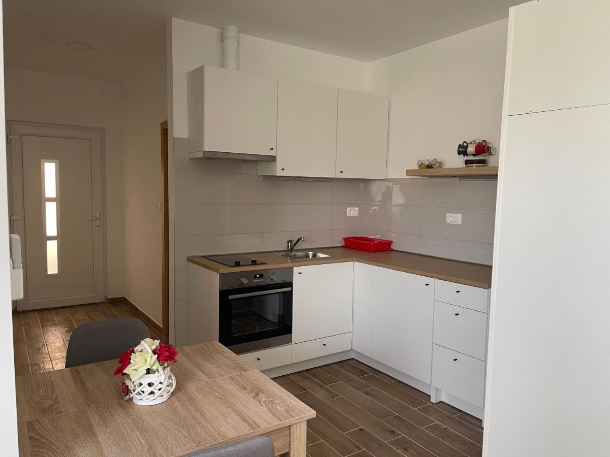 Apartman Solin 2, Parkingアパートメント エクステリア 写真